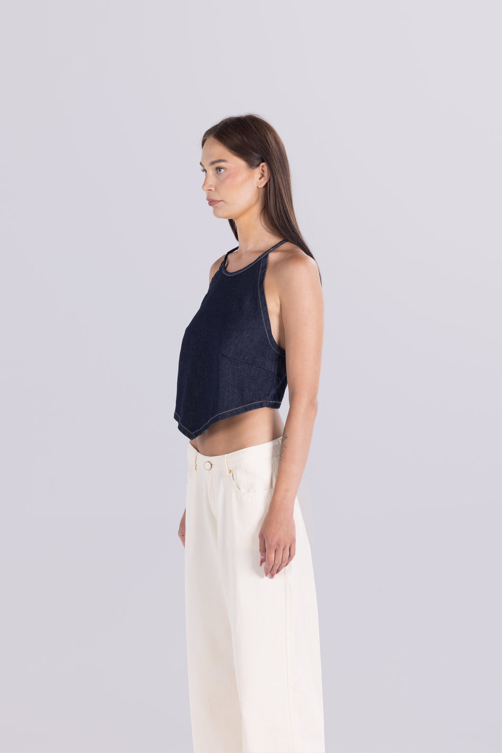 LUNA CROPPED DENIM HALTER TOP D0